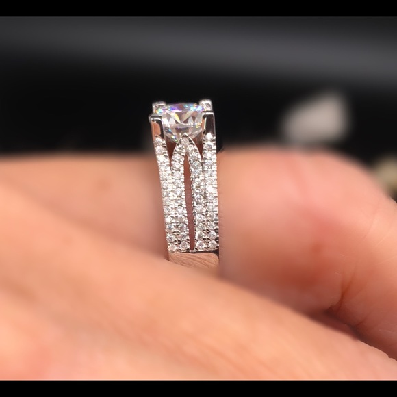 Moissanite Diamond Ring With Certificate free Ring Engraver - Picture 4 of 10